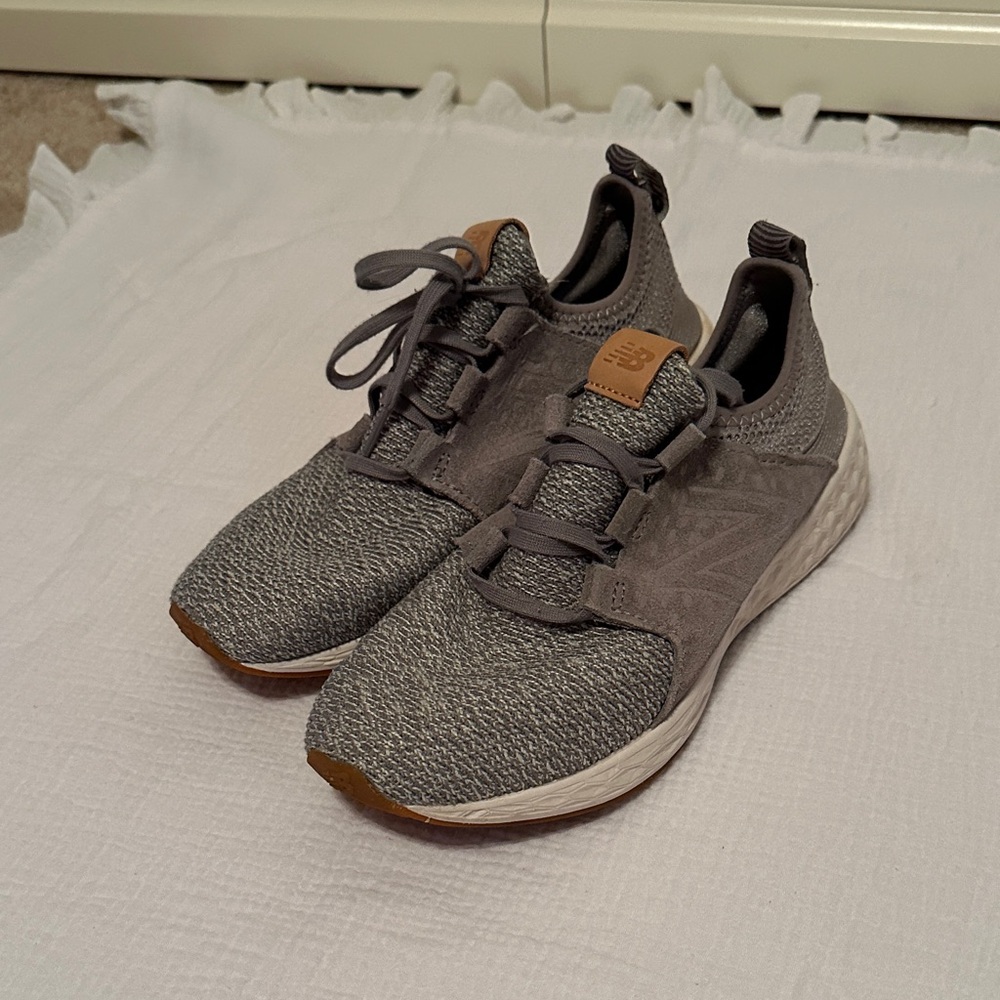 New Balance Women’s Gray Knit Running Sneakers with Tan Accents Size 8.5 GUC